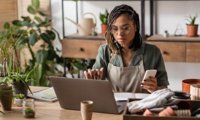 A young entrepreneur uses accounting software so that she is ready for MTD for Income Tax
