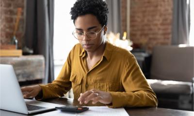 An entrepreneur does her own accounts