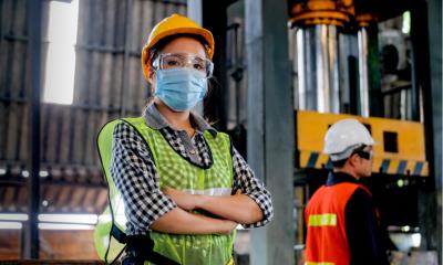Construction worker wearing a ppe mask