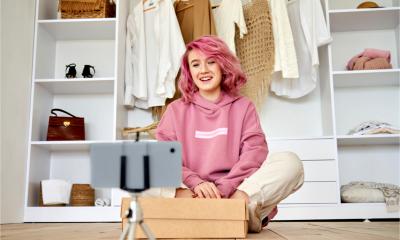 A young influencer reviews new products