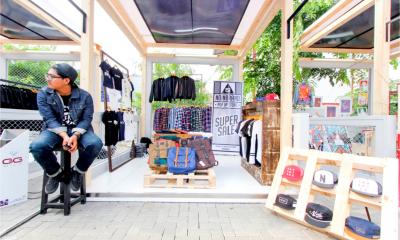 An ecommerce entrepreneur enters to offline space with a pop up shop