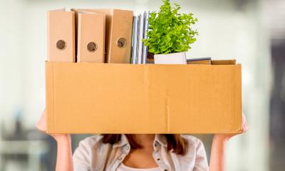 Setting up an office - checklist Woman carrying box into an office