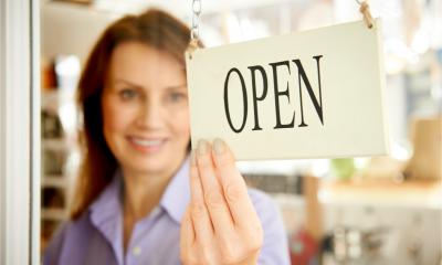 A women opens her shop during the pandemic